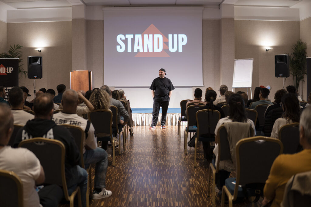 Partecipanti a un incontro di gruppo Metodo StandUp per il recupero dalla dipendenza da cocaina