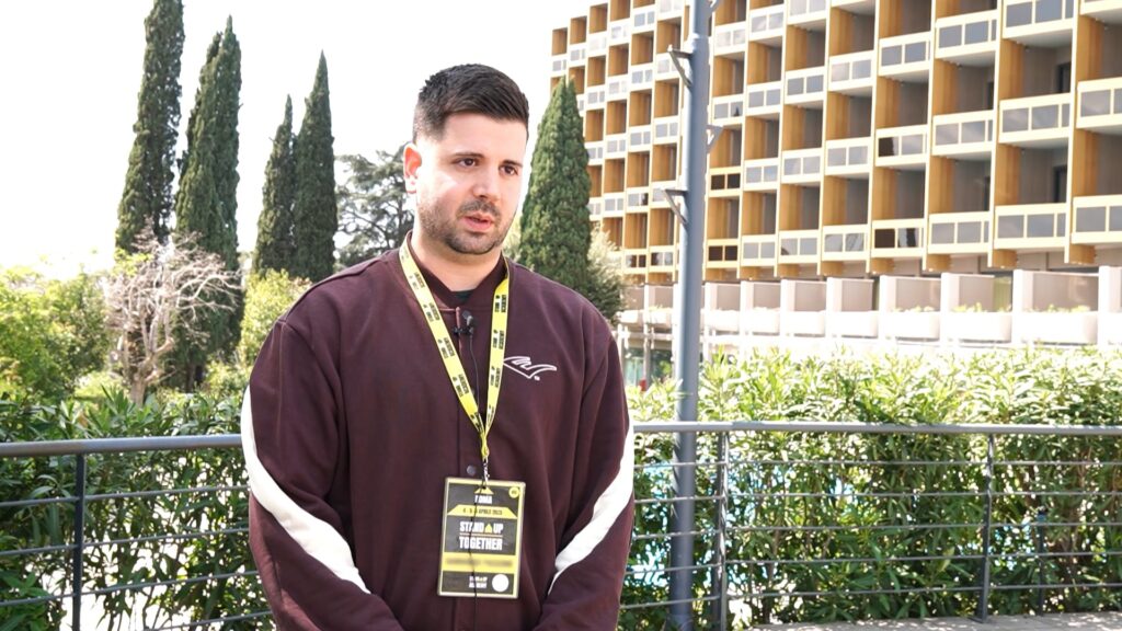 Un uomo sorride, simbolo di rinascita e speranza, dopo un percorso di recupero da dipendenza con StandUpWay.