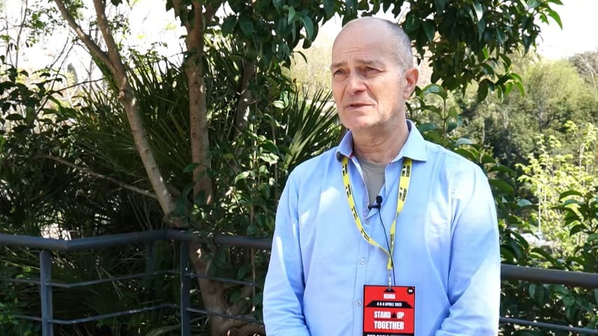 Pierpaolo, padre che parla del percorso di recupero e della serenità ritrovata dopo la dipendenza da alcol del figlio, in un'intervista emotiva.